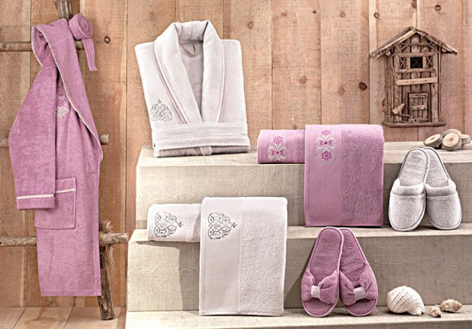 Mga cotton twalya at bathrobes