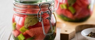 Enkla och snabba recept för vintern: inlagda vattenmeloner i 3 liters burkar