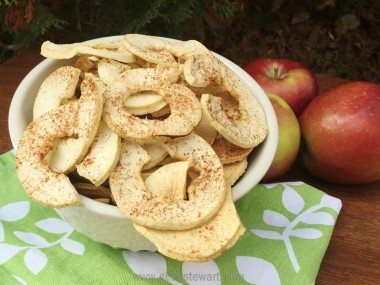Прости и надеждни рецепти за сушене на ябълки в електрическа сушилня, фурна, микровълнова печка и на слънце