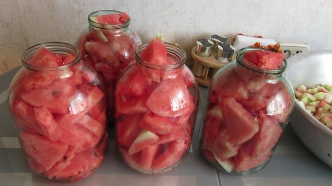 طرق بسيطة ولذيذة لإغلاق البطيخ لفصل الشتاء في البرطمانات