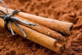 Kontraindikasi terhadap penggunaan kayu manis dan kesannya pada badan