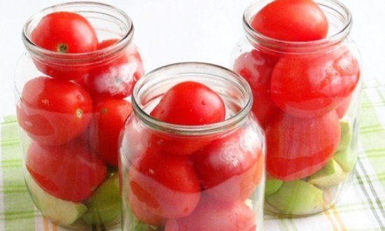 lägg äpplen och tomaterna i burkar