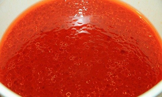 späd tomatpasta med vatten och kryddor