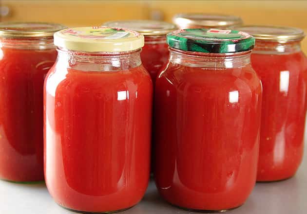 Das Rezept für hausgemachten Tomatensaft "Sie werden Ihre Finger lecken" verwenden wir eine Saftpresse