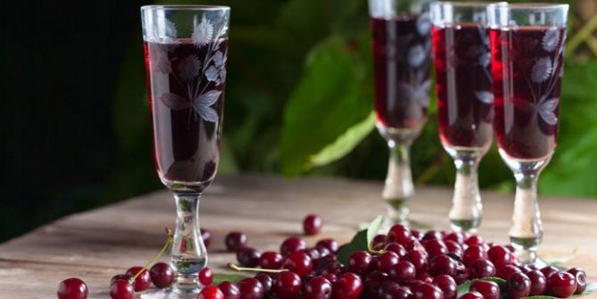 Mga baso ng alak na may cherry liqueur