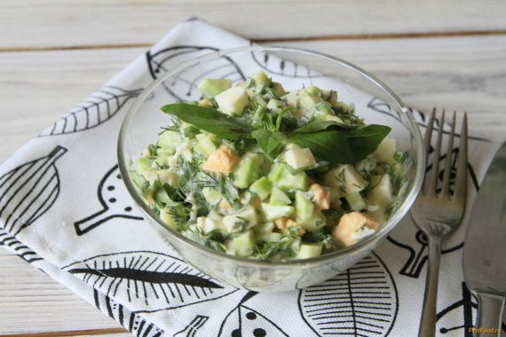 Gurkenei und grüner Salat