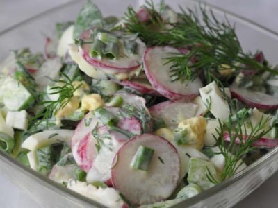 Salad lobak dengan timun dan telur