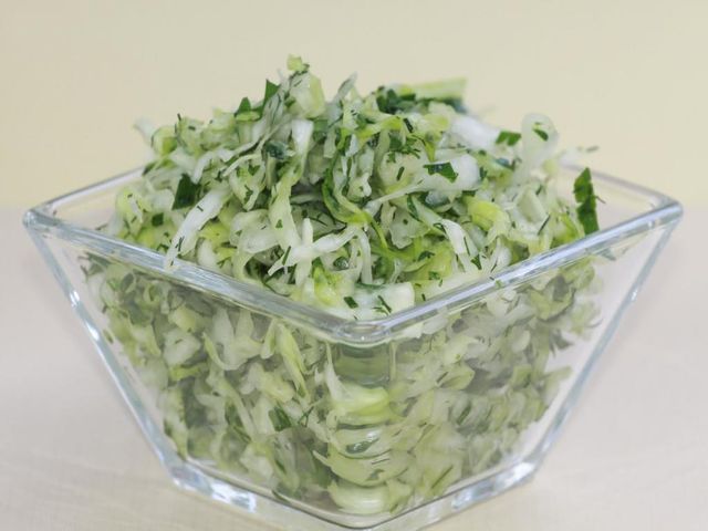 čerstvý zelný salát