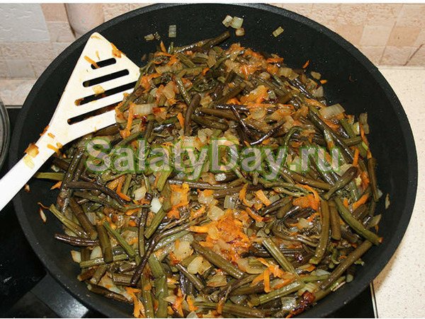 Salad with stewed carrots and onions