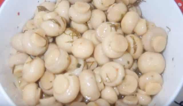 Ang pinaka masarap na instant na adobo na mga champignon