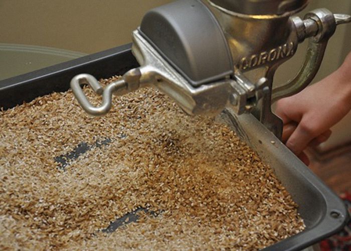 Най-лесният метод за хранене на зърно е смилането и приготвянето на пара с гореща вода