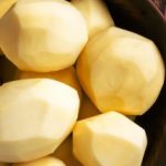 Berapa lama kentang yang dikupas dapat disimpan dan bagaimana melakukannya dengan betul: syarat dan peraturan asas penyimpanan