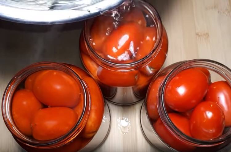 Söta inlagda tomater i literburkar