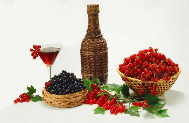 Vinbär och en flaska med ett glas
