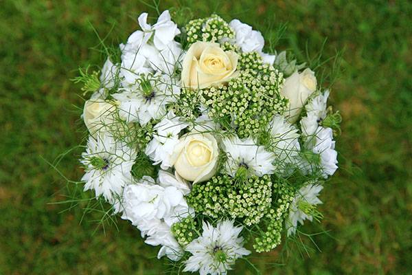 combination of white roses in a bouquet