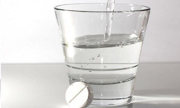 Glas vatten och tablett