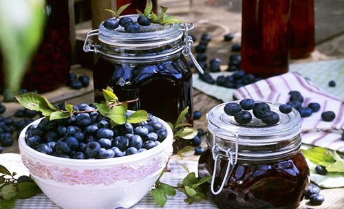 Raw blueberry jam for the winter