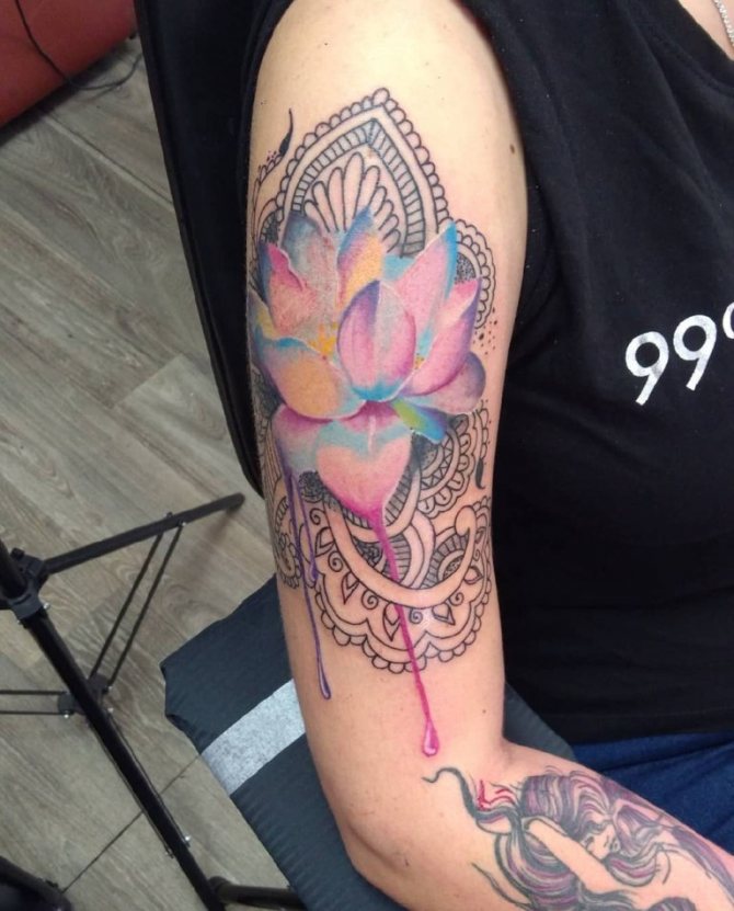 Татуировка на мандала Lotus на рамо