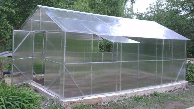 greenhouse na may tuwid na pader