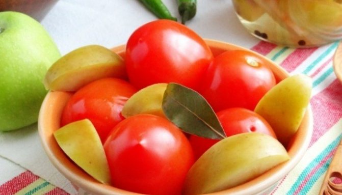 Tomater med äpplen utan vinäger tillsatta för vintern