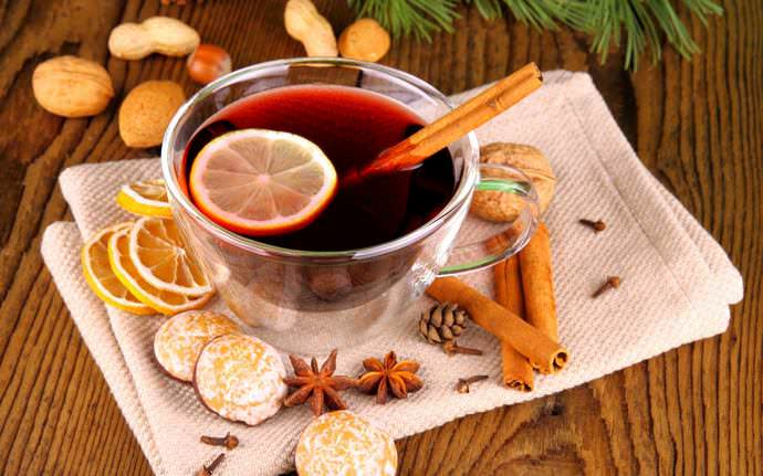 Mulled wine, traditional for many European peoples, is brewed on the basis of red wine with the addition of sugar, as well as spices: cinnamon, cloves and zest