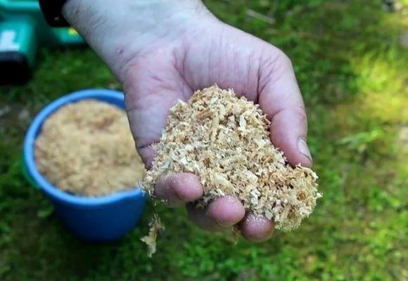 въвеждане на дървени стърготини в почвата