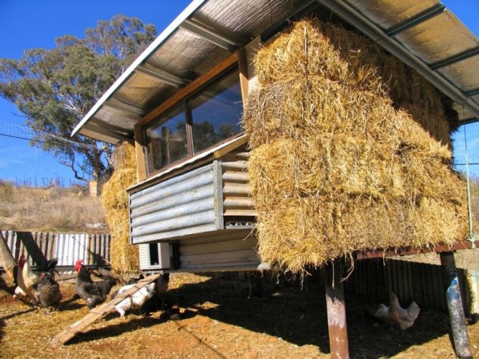 External insulation of the walls of the hen house with straw