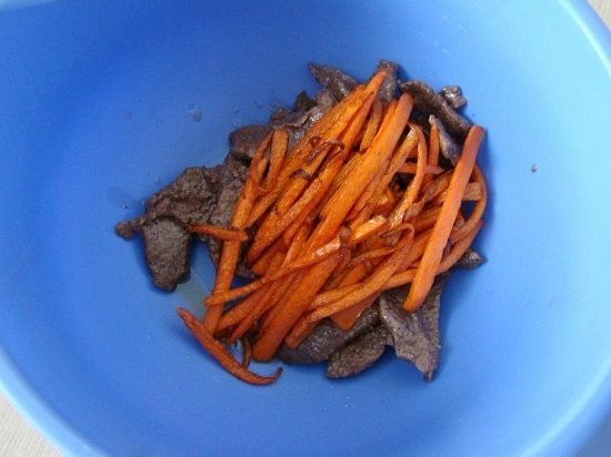 намажете пърженото телешко с моркови