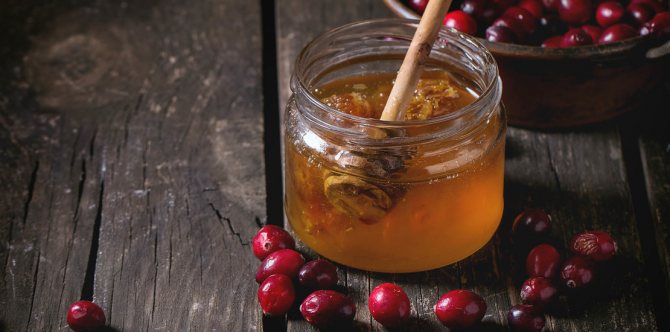 берберисови плодове и мед в буркан