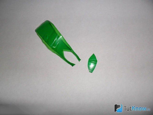 Gol dintr-o sticlă de plastic pentru o frunză de mesteacăn
