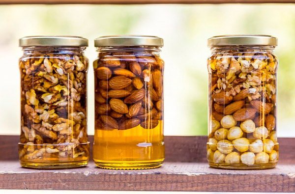 Upprullad blandning av nötter och honung