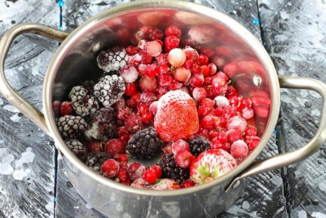 Frozen berry adalah komponen yang sangat baik untuk membuat kompot pada musim sejuk